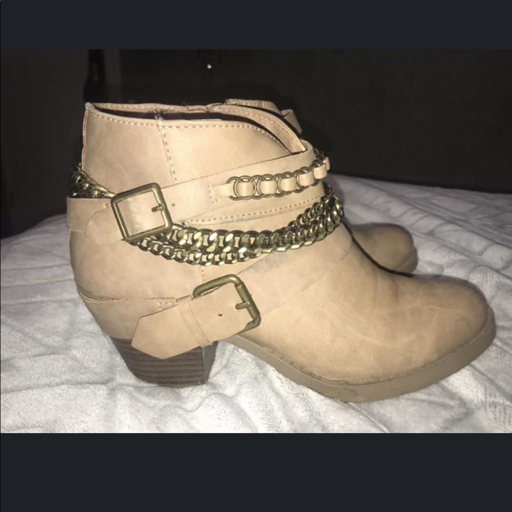 Women’s low cut boots